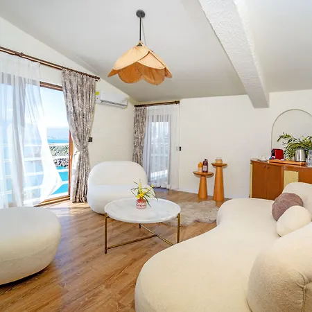 Qinn Hotel *