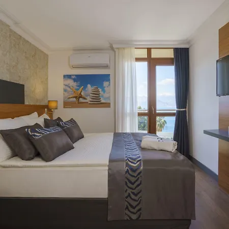 Qinn Hotel *