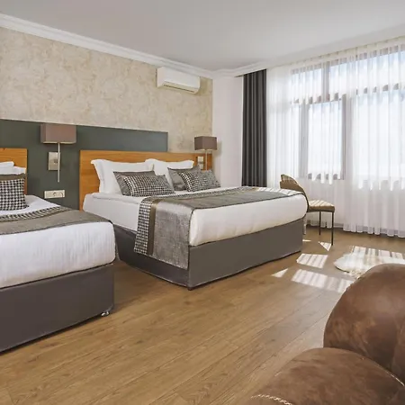 Qinn Hotel *