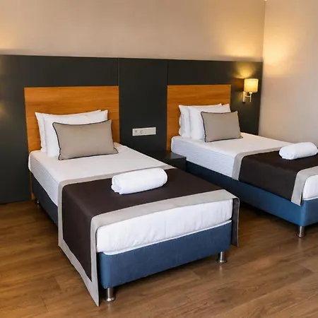 Qinn Hotel *
