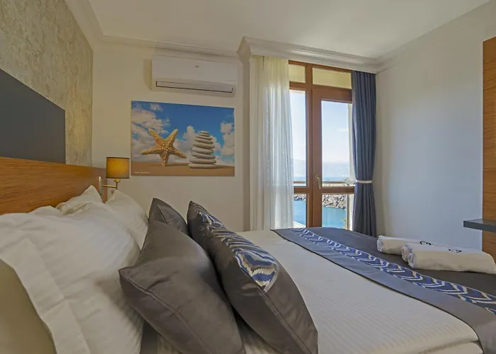 Qinn Hotel *