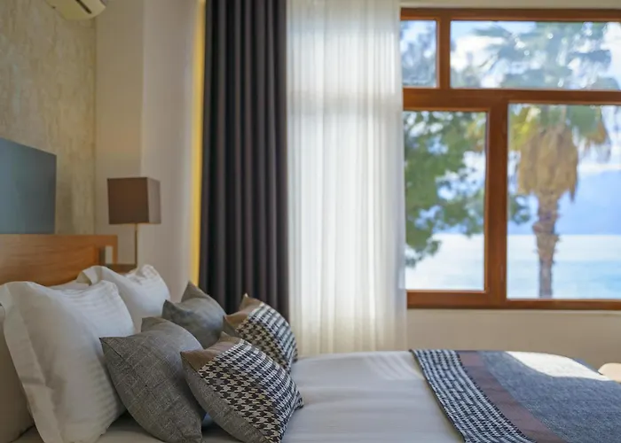 Qinn Hotel *