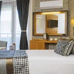 Qinn Hotel *