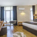 Qinn Hotel *