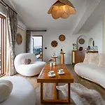 Qinn Hotel