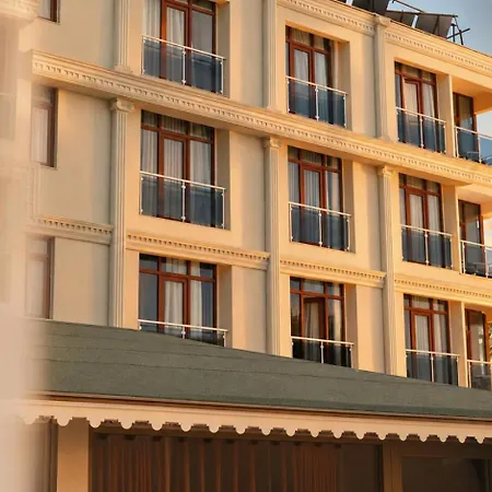 Qinn Hotel *